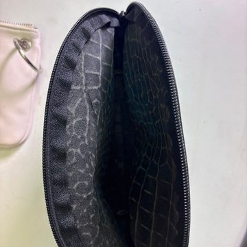 Pochette nera effetto coccodrillo con zip