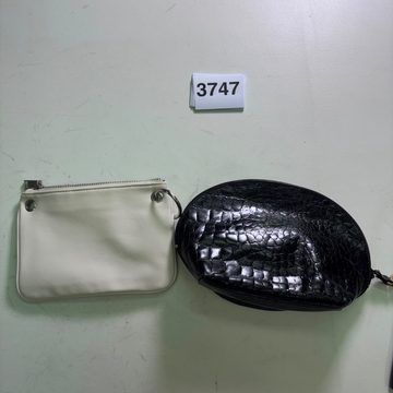 Pochette nera effetto coccodrillo con zip